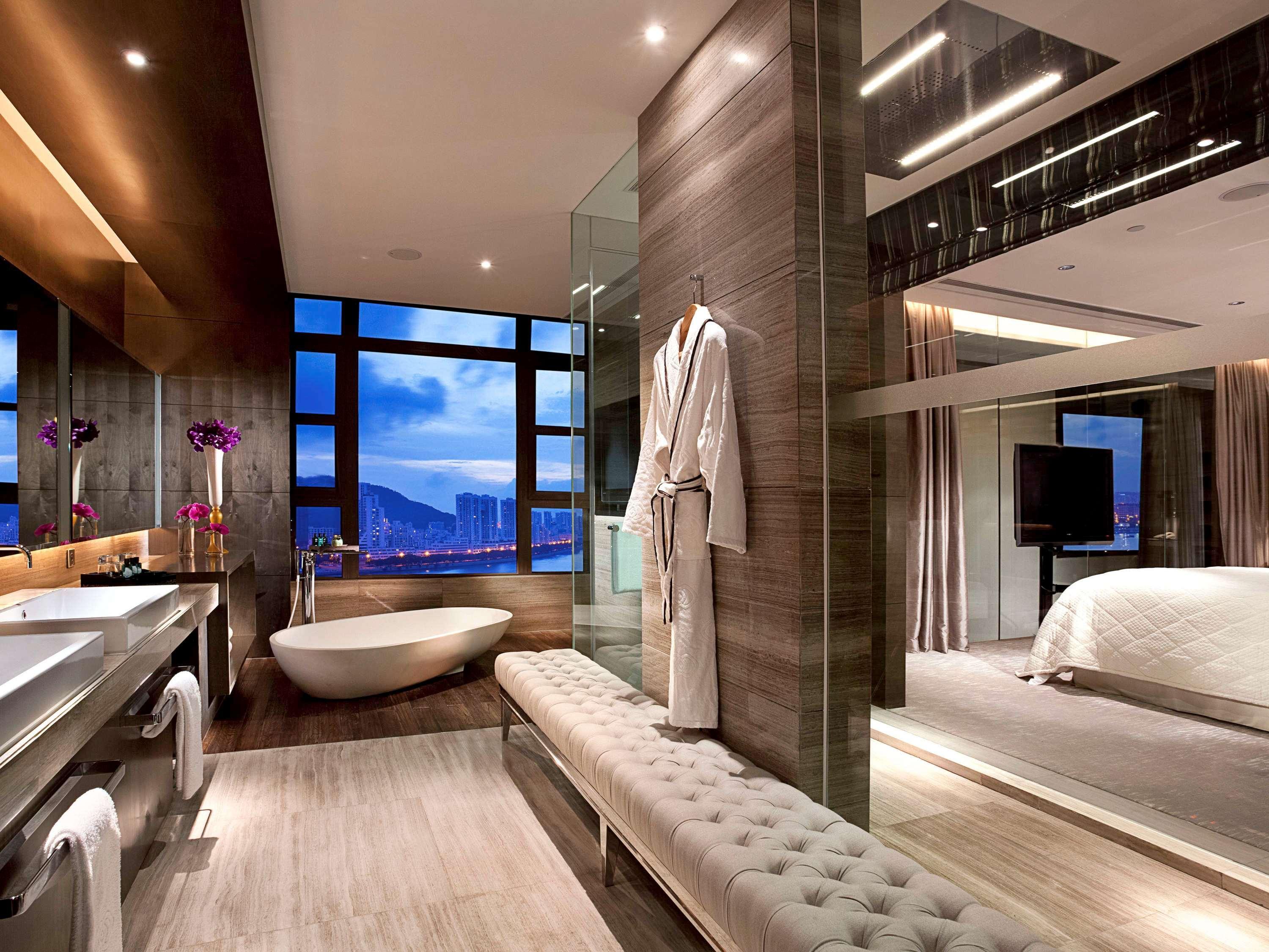 Sofitel Macau At Ponte 16 Ξενοδοχείο Εξωτερικό φωτογραφία The bathroom of a suite at the hotel